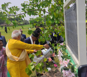 आफ्नोतर्फबाट रोप्न पठाएको बोधीवृक्षमा मोदीले गरे जल सिञ्चित